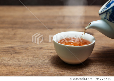 Oolong tea being poured into a teacup 94778340