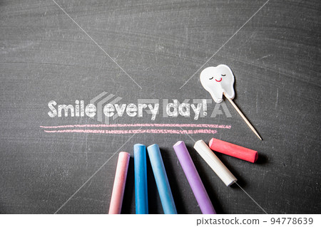 Smile every day. Text on a dark chalk board Smile every day. Text on a dark chalk board 94778639