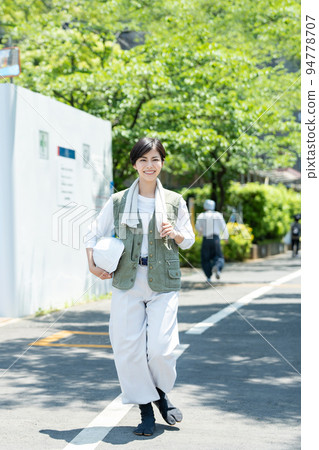 在建築業工作的年輕女性 94778707