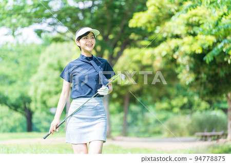 打高爾夫球的少婦 94778875