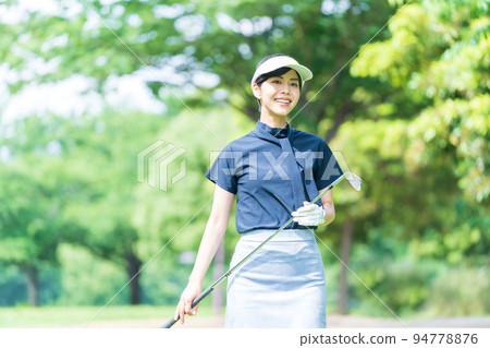 打高爾夫球的少婦 94778876