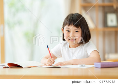 學習在客廳的小學女孩 94778918