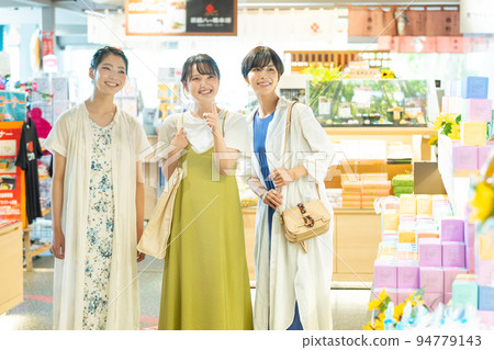 Girls' trip shopping trip 94779143