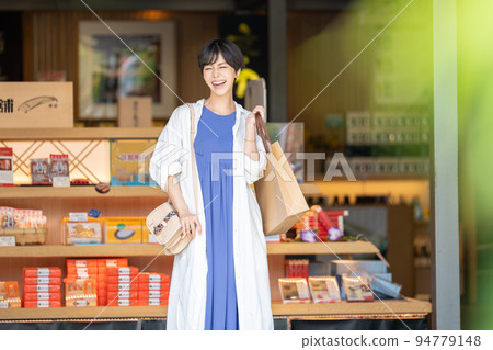 Girls' trip shopping trip 94779148