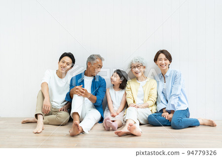 3 generation family parent and child 3 generation family parent and child 94779326