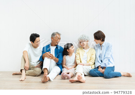 3 generation family parent and child 3 generation family parent and child 94779328