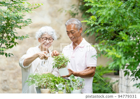 資深夫婦從事園藝 94779331