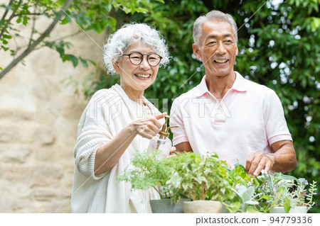 資深夫婦從事園藝 94779336