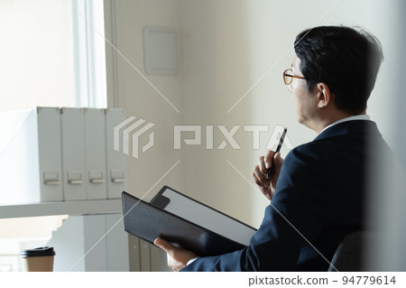 擔心看文件的商人 94779614