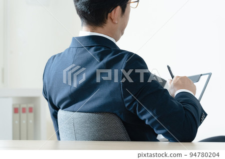 擔心看文件的商人 擔心看文件的商人 94780204