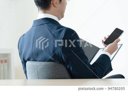 擔心看文件的商人 94780205