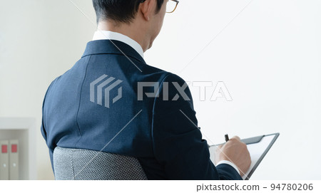 擔心看文件的商人 94780206