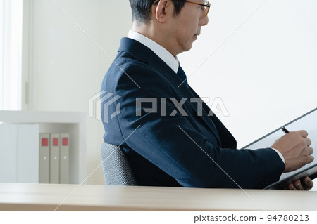 擔心看文件的商人 94780213