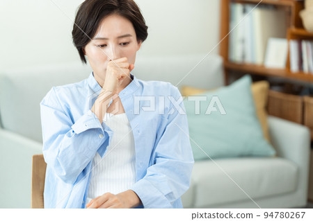 woman with bad throat 94780267