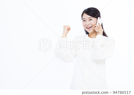 A woman in her thirties talking on a smartphone A woman in her thirties talking on a smartphone 94780517