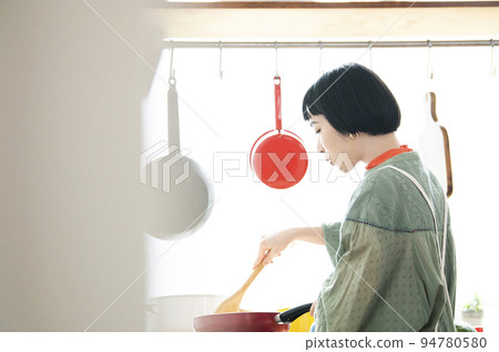 一個做飯的年輕女人簡介 一個做飯的年輕女人簡介 94780580