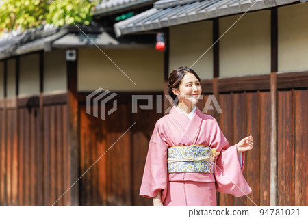 擺在京都街道的美麗的年輕和服婦女 94781021