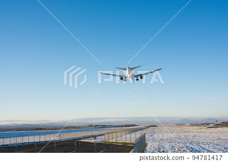 著陸姿勢噴氣式飛機 著陸姿勢噴氣式飛機 94781417
