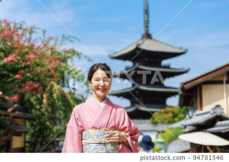 一位身著和服的年輕女子站在五層寶塔的背景下 一位身著和服的年輕女子站在五層寶塔的背景下 94781546