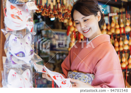 一位穿著和服的年輕女子在旅遊景點尋找紀念品 一位穿著和服的年輕女子在旅遊景點尋找紀念品 94781548