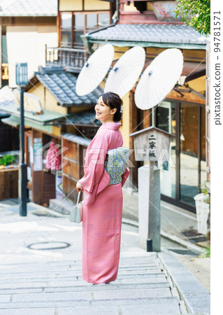 一個穿著和服走在京都街頭的女人 一個穿著和服走在京都街頭的女人 94781571