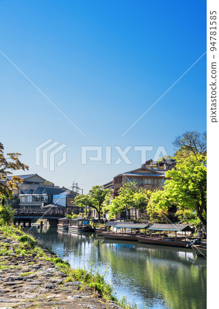 渡月小橋附近嵐山屋形船的新鮮綠地 渡月小橋附近嵐山屋形船的新鮮綠地 94781585