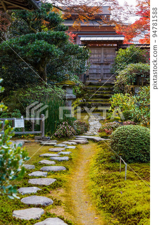 Autumn in Ohara, Kyoto Jikkoin Temple with autumn leaves 94781588