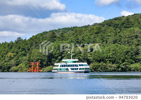 Autumn Lake Ashinoko sightseeing boat and torii of Hakone Shrine, Hakone Town, Kanagawa Prefecture Autumn Lake Ashinoko sightseeing boat and torii of Hakone Shrine, Hakone Town, Kanagawa Prefecture 94783020