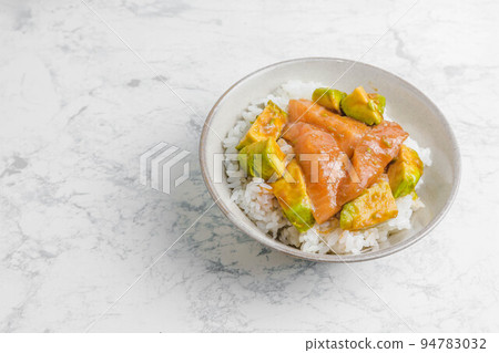三文魚和鱷梨碗 三文魚和鱷梨碗 94783032
