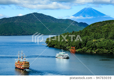 Lake Ashinoko and Mt. Fuji in autumn, Hakone Town, Kanagawa Prefecture 94783039
