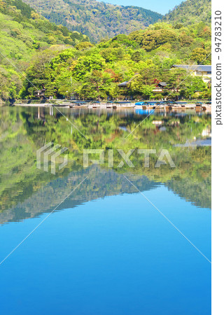保津川（桂川）沿岸的新鮮綠色嵐山和船屋 94783210