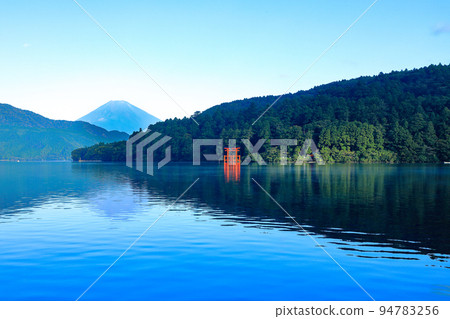 Autumn Fuji seen from the shores of Lake Ashinoko and the torii of Hakone Shrine 94783256