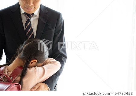 哭泣的小學生和安慰人 哭泣的小學生和安慰人 94783438