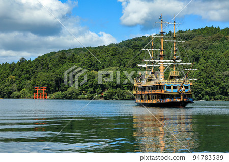 A pirate ship on Lake Ashinoko and a torii gate at Hakone Shrine, Hakone Town, Kanagawa Prefecture 94783589