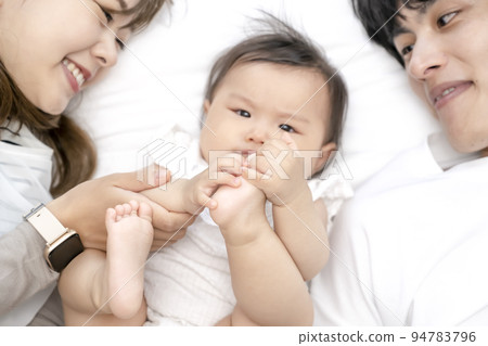 Good friends relaxing on the bed Bird's-eye view 94783796