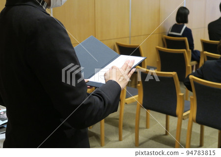 Ceremony lady reading a condolence telegram 94783815