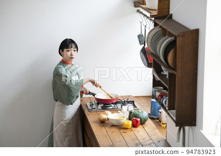 看著相機做飯的年輕女人 看著相機做飯的年輕女人 94783923