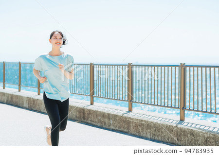 A woman who jogs 94783935