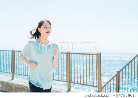 A woman who jogs 94783961