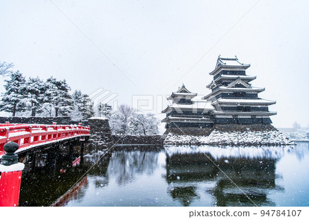長野縣松本市雪中的松本城 長野縣松本市雪中的松本城 94784107