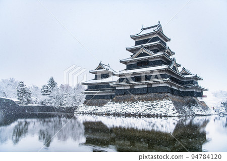 長野縣松本市雪中的松本城 94784120