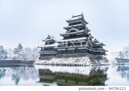 長野縣松本市雪中的松本城 94784121