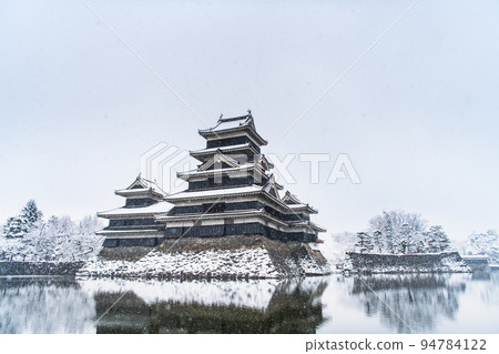 長野縣松本市雪中的松本城 94784122