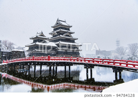長野縣松本市雪中的松本城 94784128