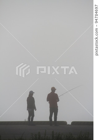 初秋的早晨 一對夫婦在晨霧中釣魚 初秋的早晨 一對夫婦在晨霧中釣魚 94784697