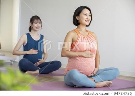 Maternity yoga lesson image 94784786