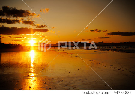 Beach and beautiful sunset in Byron Bay, Australia 94784885
