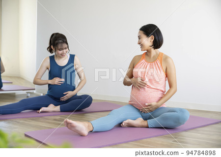 Maternity yoga lesson image 94784898