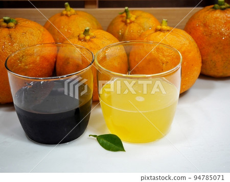 Make ponzu with soy sauce and juice from orange daidai 94785071