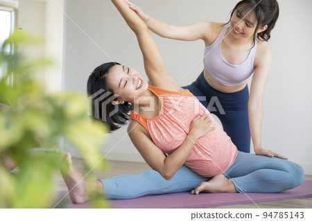 Maternity yoga exercise image 94785143